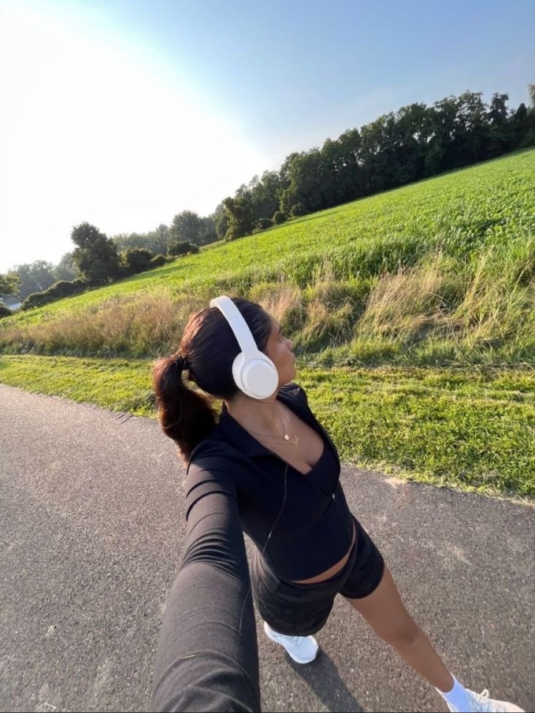 Exercise - Moving your body in some way like going for a short walk, doing yoga or stretching (for example) increases your blood flow, your oxígeno flow and releases adrenaline, dopamine and serotonin.