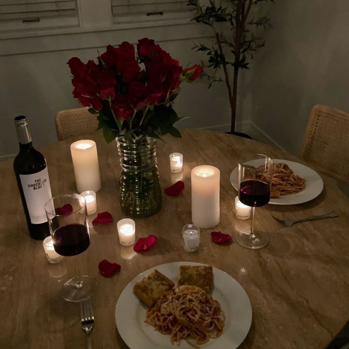 Noche Romántica - velas aromáticas, botella de vino, chocolates, carta, comida...