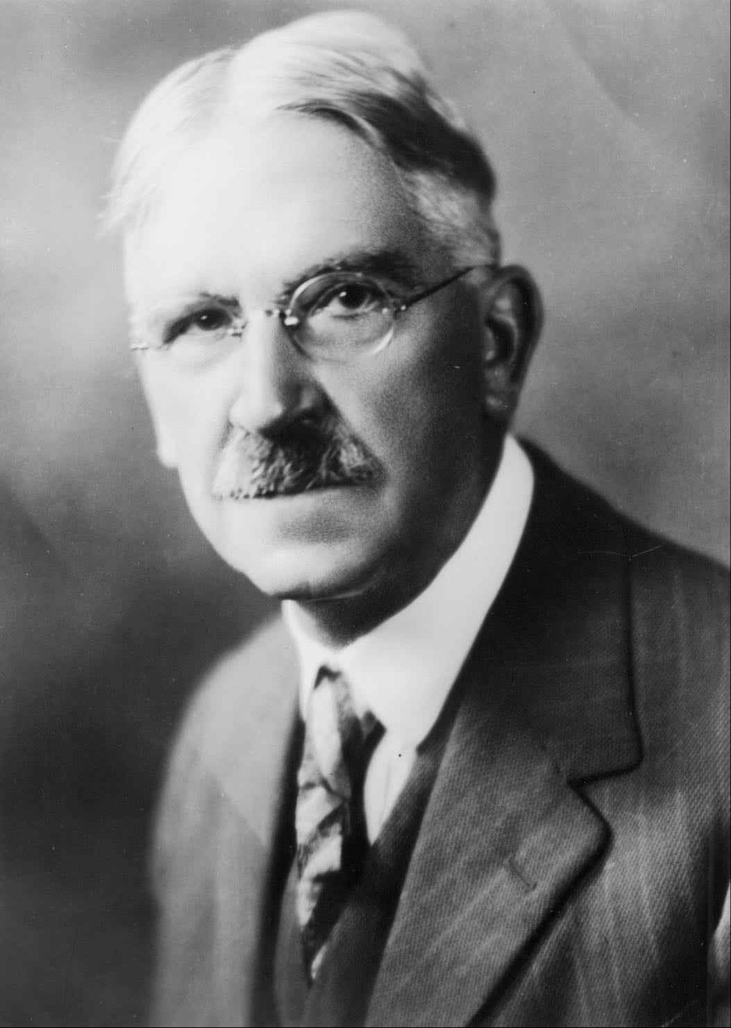 John Dewey - Dewey era el típico que te decía: “a ver, ¿y eso cómo lo aplicas en la vida real?” Él creía que aprender haciendo era la onda. Nada de memorizar cosas solo porque sí. Según él, la escuela tenía que parecerse más a la vida, y que si no involucrabas al niño, no aprendía nada.