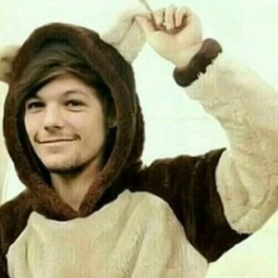 Louis Tomlinson - I have extreme anxiety and just listening to his voice soothes me and calms my anxiety and when I have an urge to binge cuz of my ED I listen to his music to distract me