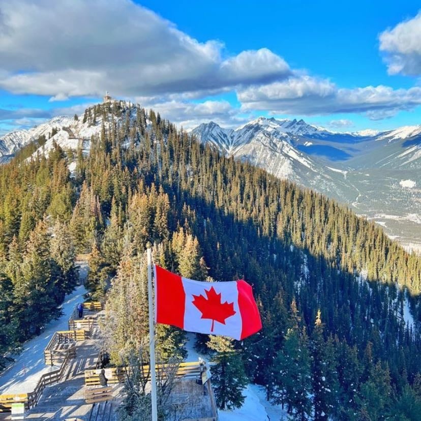CANADA🇨🇦 - Canadá es el país norteamericano que se extiende desde los Estados Unidos en el sur hasta el círculo polar ártico en el norte. Las ciudades principales incluyen la enorme Toronto, Vancouver, el centro cinematográfico de la costa oeste, las ciudades de habla francesa Montreal y Quebec, y la capital Ottawa. Las vastas franjas de naturaleza de Canadá incluyen el Parque Nacional Banff ubicado en un lago en las Montañas Rocosas. También incluye las cataratas del Niágara, un famoso grupo de enormes cascadas.