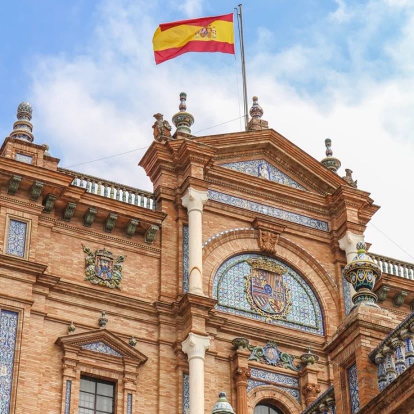 ESPAÑA 🇪🇸 - España, país de la península ibérica de Europa, incluye 17 regiones autónomas con diversas características geográficas y culturales. En Madrid, su capital, se encuentra el Palacio Real y el Museo del Prado, que alberga obras de maestros europeos. Segovia tiene un castillo medieval (el Alcázar) y un acueducto romano intacto. La capital de Cataluña, Barcelona, se caracteriza por las obras modernistas extravagantes de Antoni Gaudí, como el templo de la Sagrada Familia.