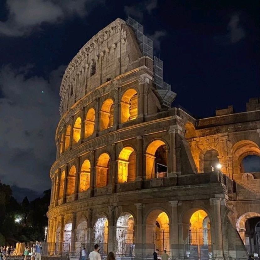 ITALIA🇮🇹 - Italia, país europeo con una larga costa mediterránea, influyó considerablemente en la cultura y la cocina occidental. Su capital, Roma, es hogar del Vaticano, de ruinas antiguas y de obras de arte emblemáticas. Otras ciudades importantes son Florencia, con obras maestras del renacimiento, como el "David" de Miguel Ángel y el Domo de Brunelleschi; Venecia, la ciudad de los canales; y Milán, la capital italiana de la moda