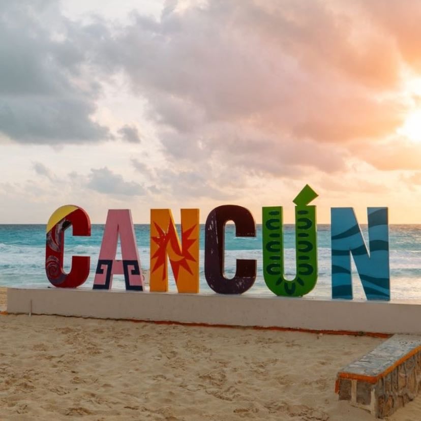 CANCÚN🍹 - en la península de Yucatán que limita con el mar Caribe y que es conocida por sus playas, los numerosos centros turísticos y la vida nocturna. Se compone de 2 áreas distintas: el área del centro más tradicional y la Zona Hotelera, la franja costera con hoteles altos, clubes nocturnos, tiendas y restaurantes. Cancún también es un destino popular entre estudiantes durante el período de vacaciones universitarias en la primavera.