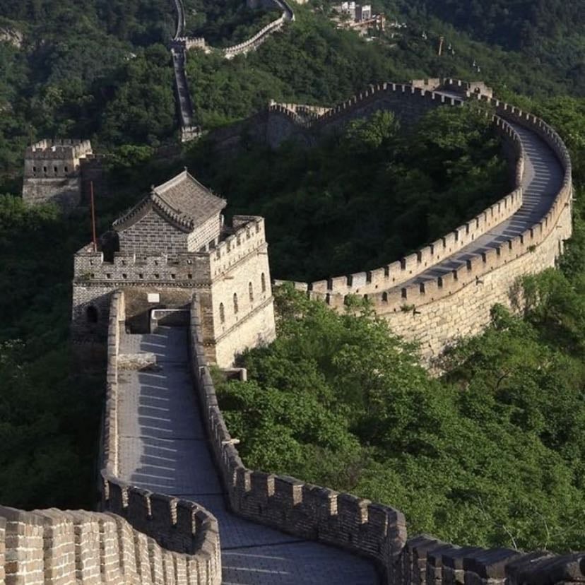 CHINA - China es una nación muy poblada de Asia Oriental cuyos vastos paisajes abarcan praderas, desiertos, montañas, lagos, ríos y más de 14,000 km de costa. La capital, Pekín, mezcla la arquitectura moderna con los sitios históricos como el complejo del palacio de la Ciudad Prohibida y la plaza de Tiananmén. Shanghái es un centro financiero global adornado con rascacielos. La icónica Gran Muralla China recorre el norte del país de este a oeste.