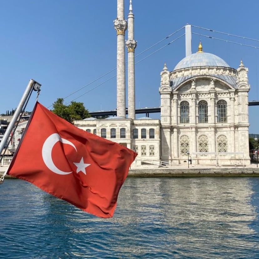 TURQUIA🇹🇷 - Turquía es un país que se extiende desde Europa oriental hasta Asia occidental, con conexiones culturales con el antiguo imperio griego, el persa, el romano, el bizantino y el otomano. La cosmopolita Estambul, en el estrecho del Bósforo, alberga la icónica basílica Santa Sofía con su elevada cúpula y los mosaicos cristianos, la enorme mezquita Azul del siglo XVII y el palacio Topkapı, de alrededor del año 1460 y que fue hogar de sultanes. Ankara es la capital moderna de Turquía.