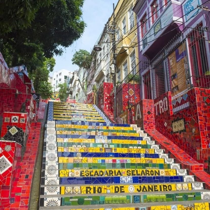 BRASIL🇧🇷 - Brasil es un vasto país de Sudamérica que se extiende desde la Cuenca del Amazonas en el norte hasta los viñedos y las enormes cataratas del Iguazú en el sur. Río de Janeiro, simbolizado por su estatua de 38 m del Cristo Redentor sobre el cerro del Corcovado, es famoso por sus ajetreadas playas Copacabana e Ipanema, junto con su enorme y estridente festival del Carnaval, que cuenta con carros alegóricos, exuberantes disfraces y danza y música samba