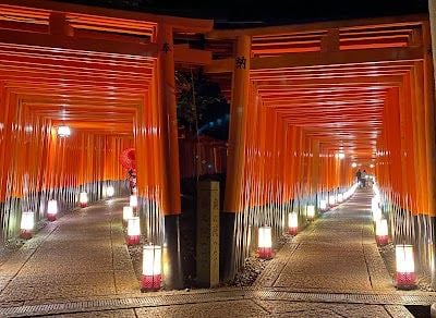Fushimi Inari Taisha Sembon Torii (Thousand Torii Gates)