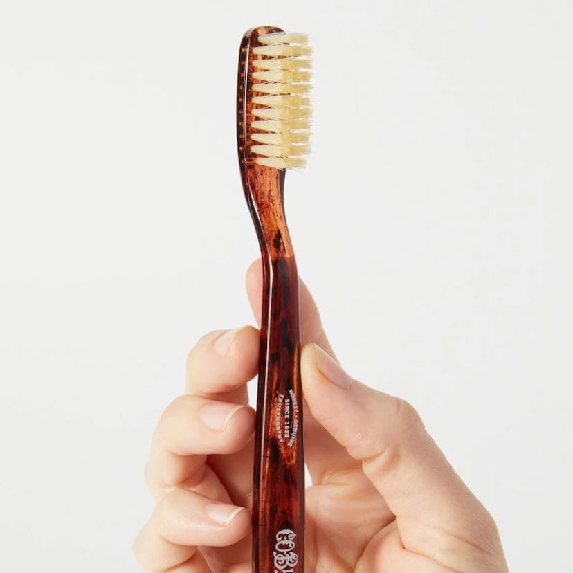 CO BIGELOW - Un cepillo de dientes natural