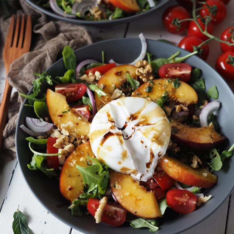 Ensalada de nectarina y burrata