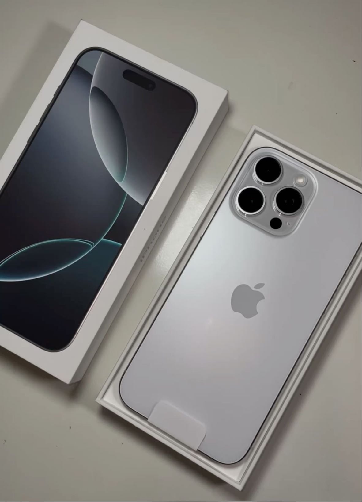 iPhone 16 pro Max Silver