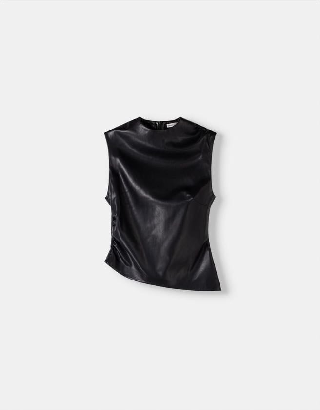 Top de cuero - Esta top de cuero es de BERSHKA