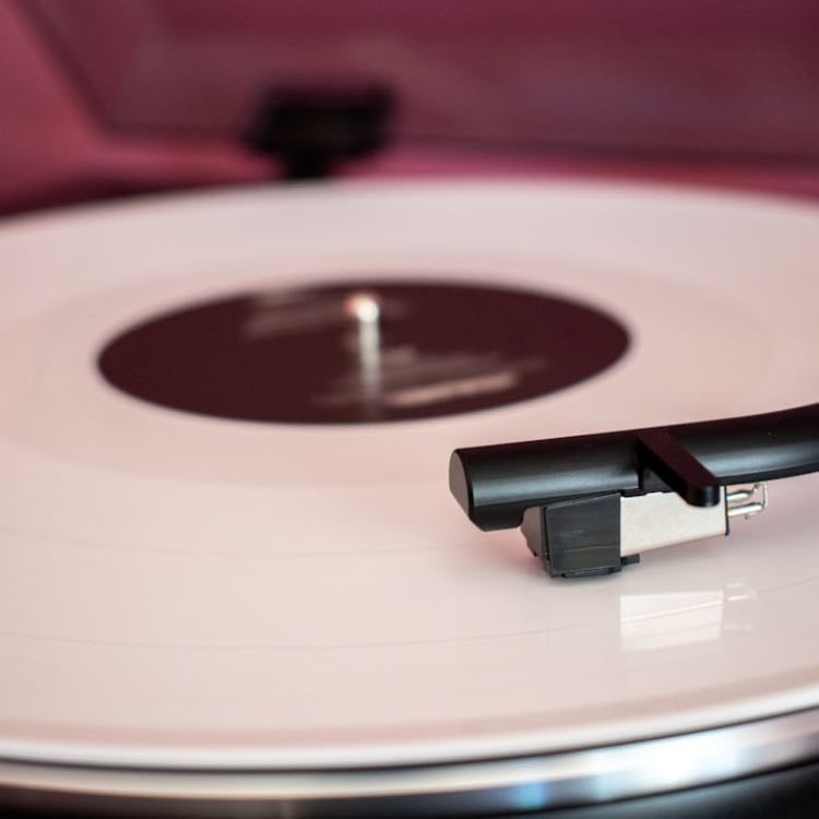 Música melodramática - De esas que tienen letras súper destructivas y melodías que te hacen ver al cielo sin pensar