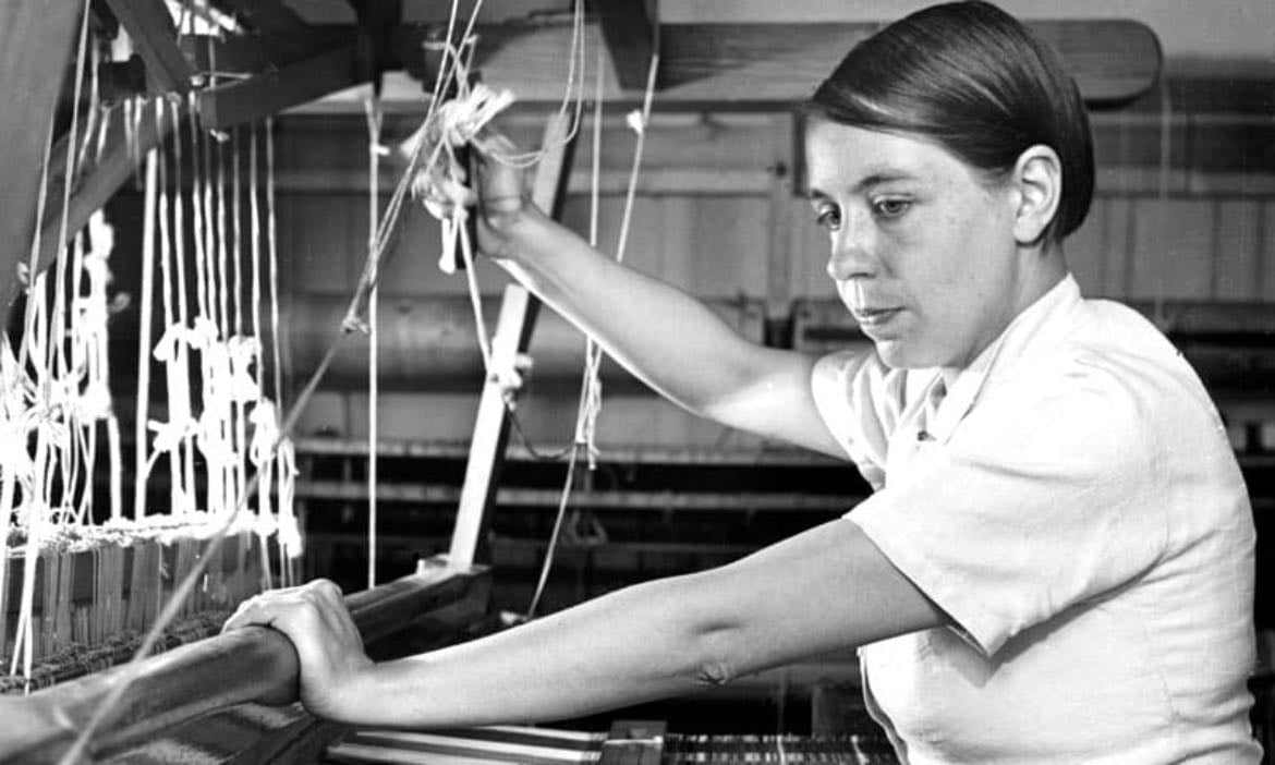 Gunta Stölzl - Designer de textiles allemande.
1ere et seule femme à diriger u atelier au Bauhaus : l’atelier de tissage.
Elle introduit des formes abstraites dans les tissages et a contribué à l’intégration du tissage dans les beaux arts