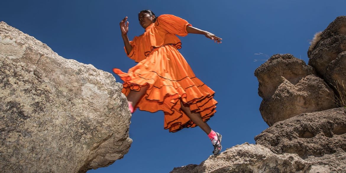 Lorena Ramirez - Coureuse de fond et d’ultra fond mexicaine. Elle appartient à l'ethnie tarahumara (ou rarámuri), un peuple amérindien.
Mondialement connue pour avoir remporté, en 2017 l'UltraTrail Cerro Rojo, une course d'ultra-marathon de 50 kilomètres, dans un temps de 7 h 20 min 00 s, accompli en sandales et sans équipement sportifs techniques.