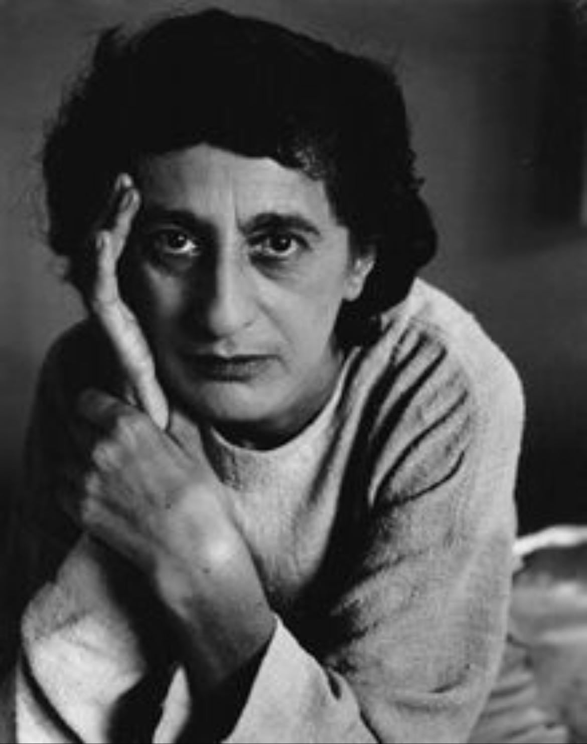 Anni Albers - Artiste textile allemande.
Une des rares femmes du Bauhaus à avoir rencontré du succès durant sa vie.
Une des plus grandes artistes textiles du 20eme siècle.
Elle a notamment exposé au MoMa