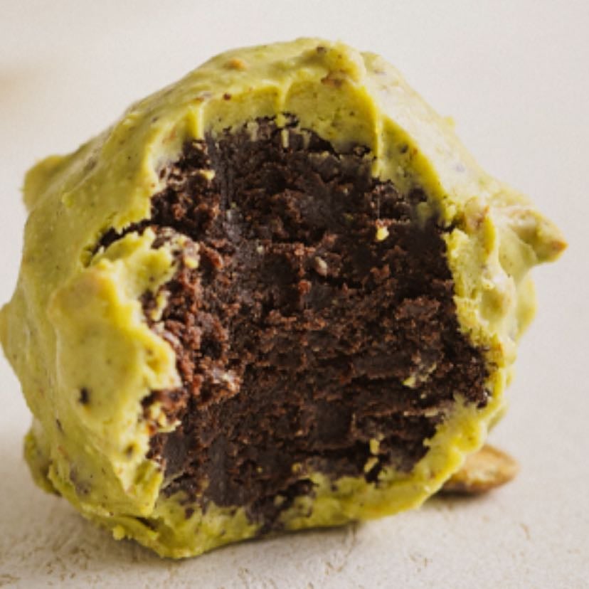 BROWNIE TIPO FERRERO BAÑADO EN CREMA DE PISTACHO