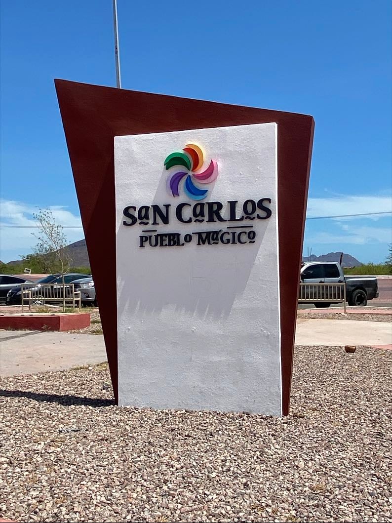 San Carlos, Sonora🌊☀️🐚 - San Carlos, Sonora, es un destino turístico ubicado en el municipio de Guaymas. Es famoso por sus playas de agua cristalina, el icónico Cerro Tetakawi y sus espectaculares atardeceres. Ofrece actividades como buceo, kayak, pesca y senderismo. En 2023 fue nombrado Pueblo Mágico por su belleza natural y su valor turístico.