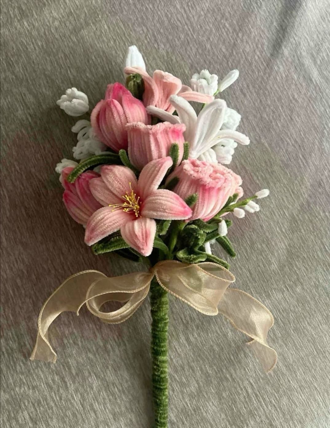 make a flower out of pipe cleaner