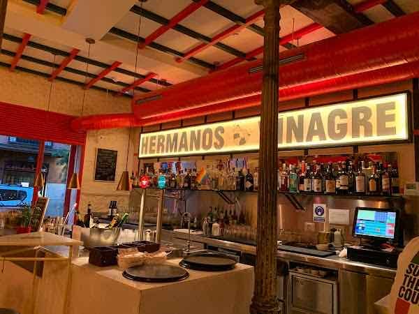 Hermanos Vinagre - Buen sitio para picar con un vermut y unos encurtiditos. Algo caro.