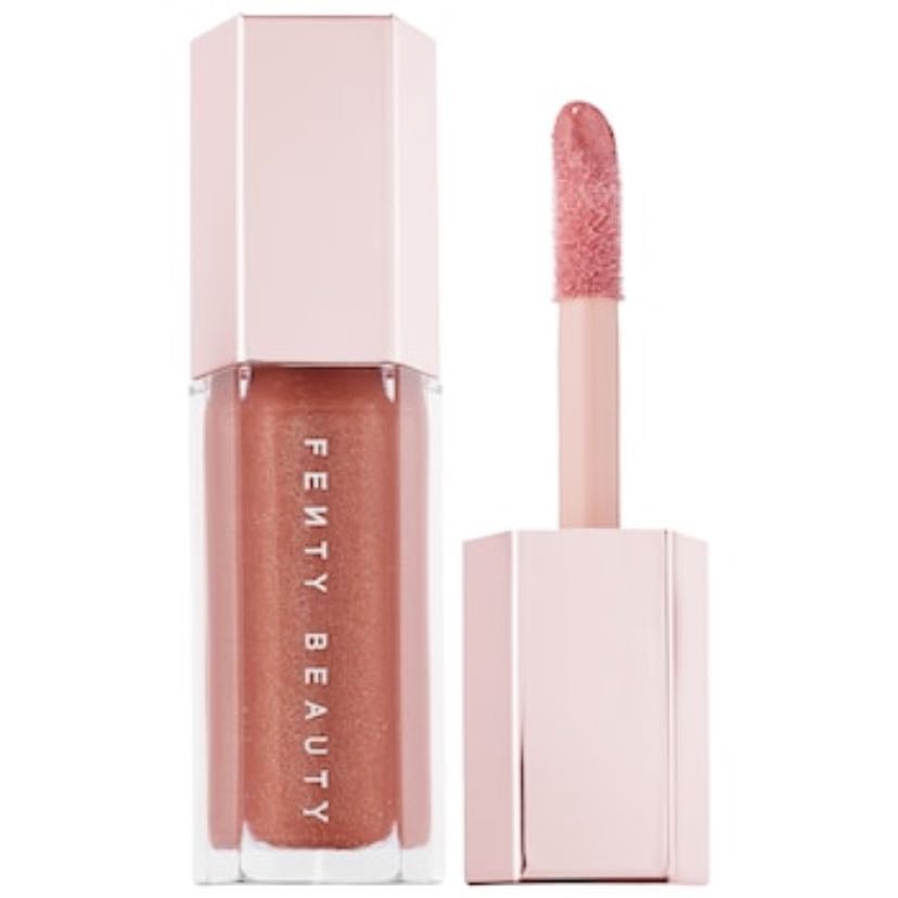 Gloss Bomb de Fenty Beauty - Tono: champ stamp fantasy 10, en especial es un tono durazno con destellos dorados, es increíble, deja un brillo muy padre!