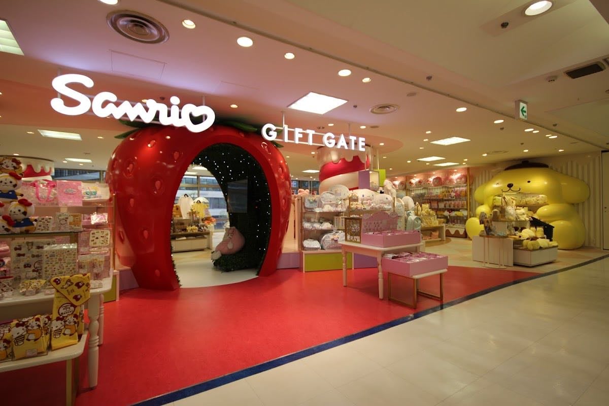 Sanrio World Ginza - Plushies galore.