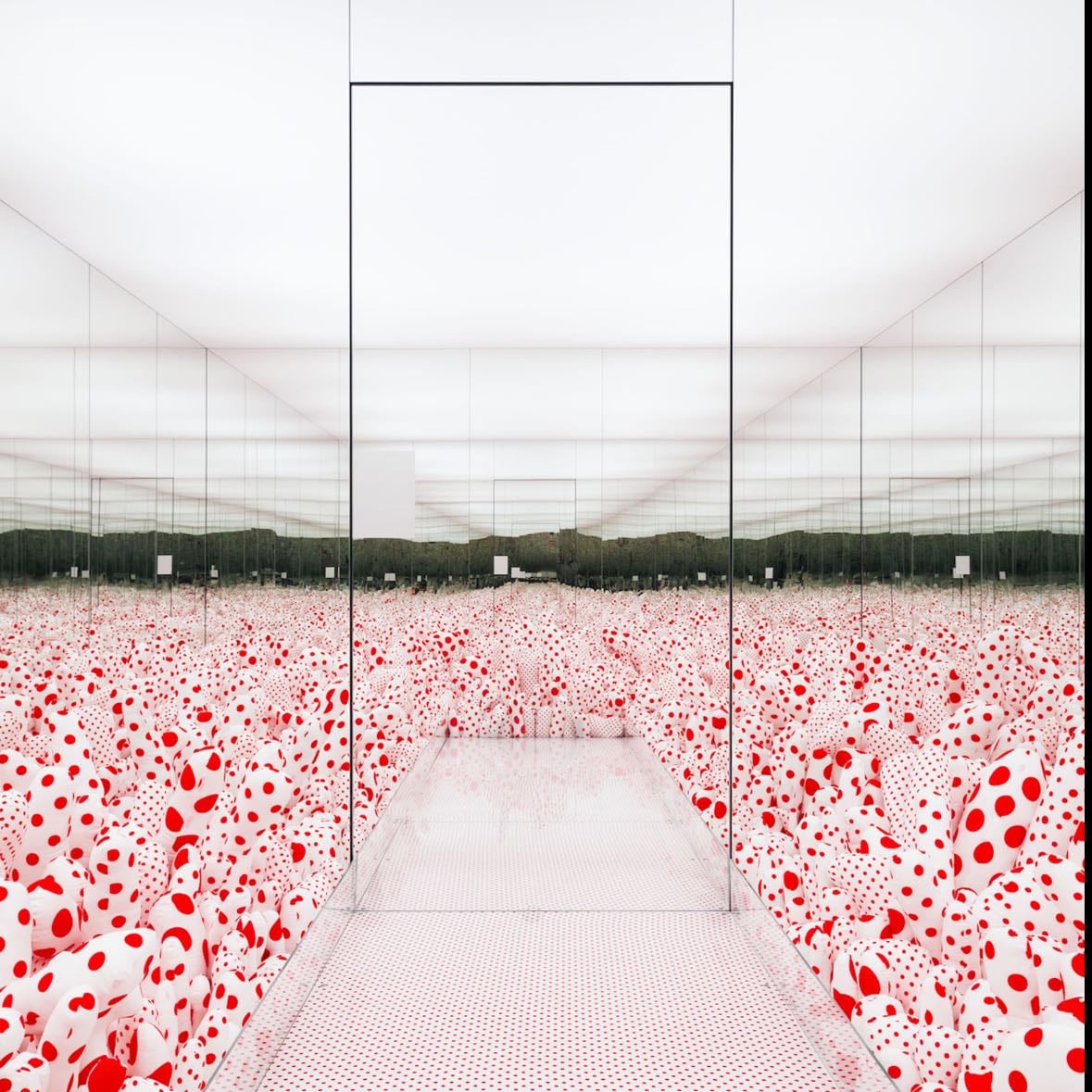 Yayoi Kusama Infinity - Free gallery above the Louis Vuitton Store
