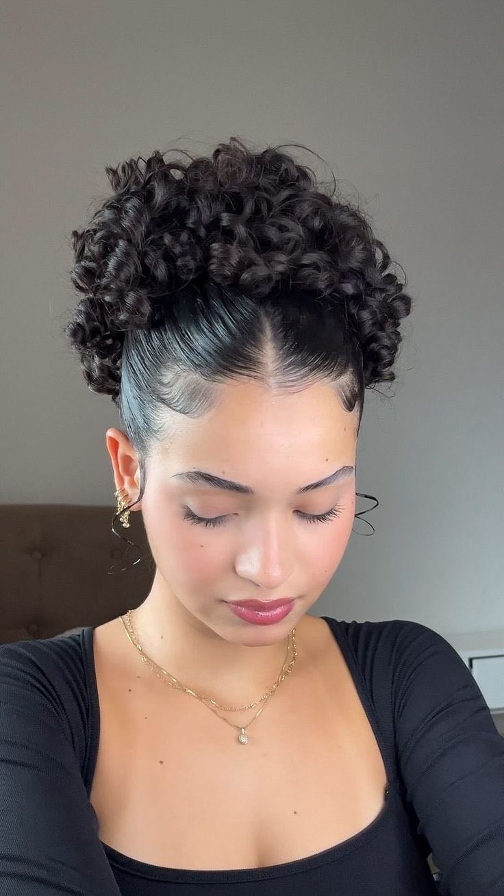 Ester Lima | Cachos on Instagram: “Usaria esse penteado? 💗 Marca uma amiga que deveria fazer esse penteado <3 Tem vários outros penteados no perfil amigaaa(o)… in 2024 | Medium curly hair styles, Curly hair styles easy, Mixed curly hair - Pinterest