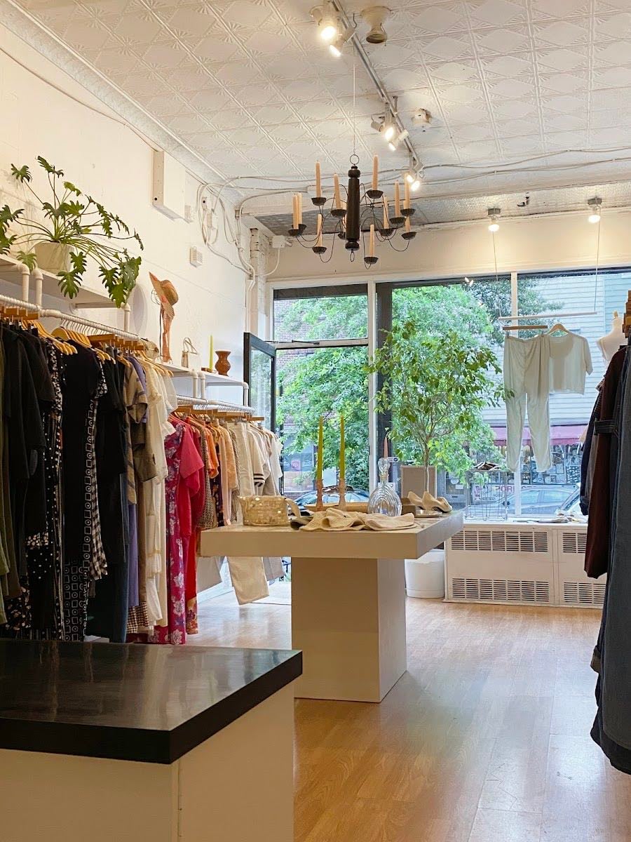 Vaux Vintage - Classy thrift, Williamsburg