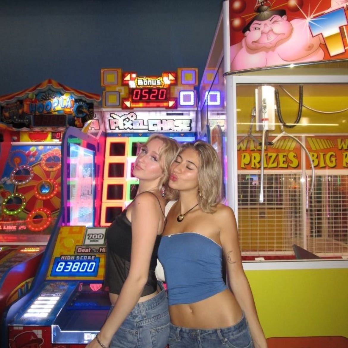 posando con una amiga