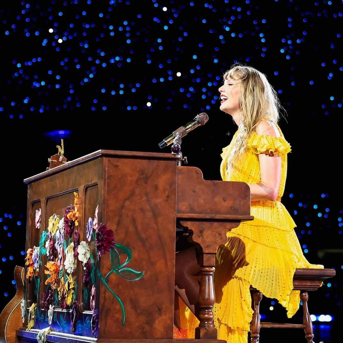long live - RIP. so sad she cut it before my show. PLEASE TAYLOR PLEASE