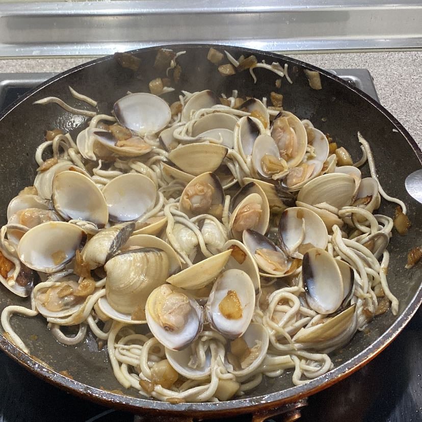 Almejas con gulas