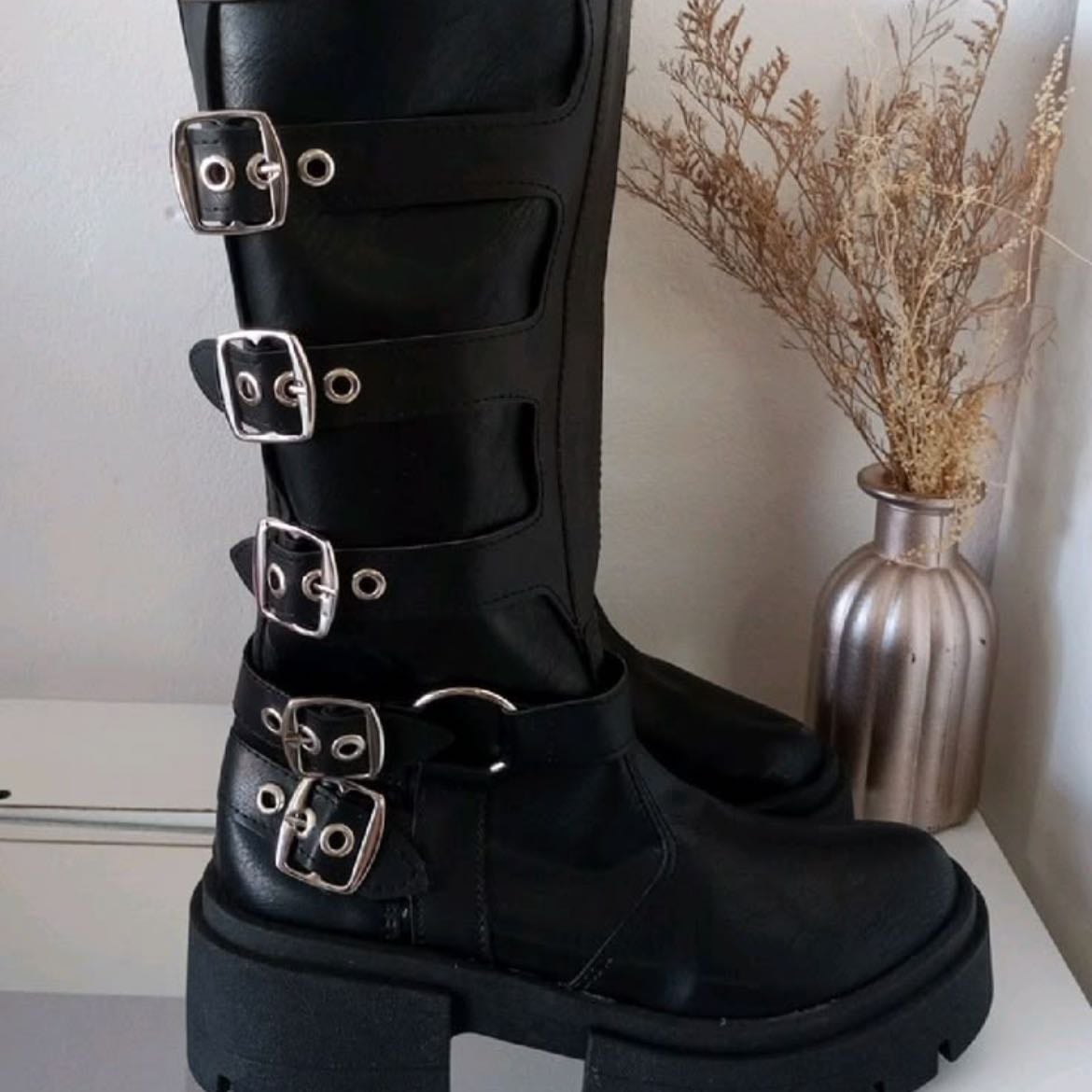 Botas caña alta - Con tachas o brillitos, negras y blancas,las podes usar como un básico o para subirle al oufit 🔝