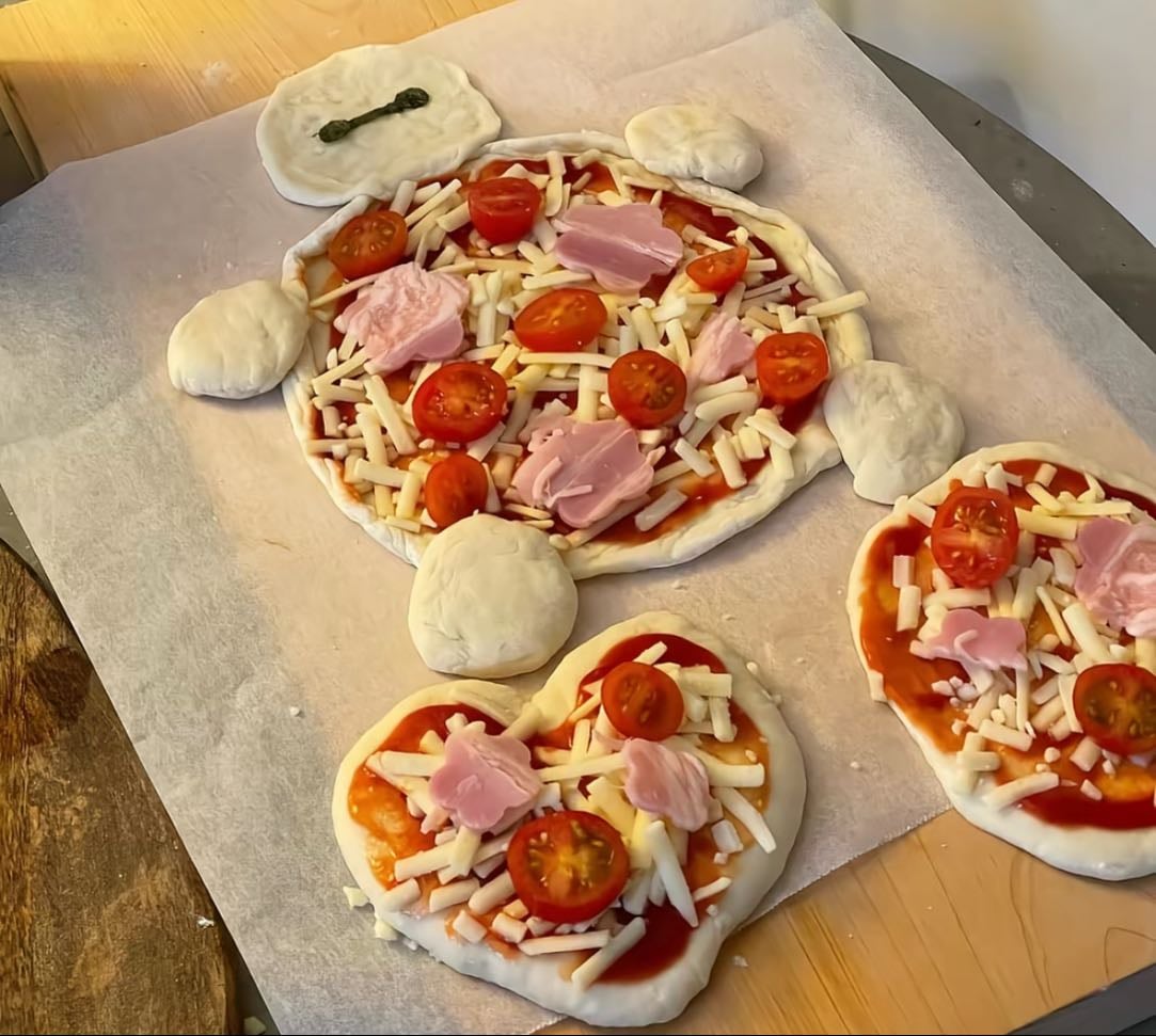 ピザ作り🍕 - 自分たちで材料買って作るピザ!甘い系も作っちゃったり!!💓🍫
形も可愛くハートとかベイマックスとかにしたら絶対かわいいし楽しい‼️-᷅ ·̫ -᷄