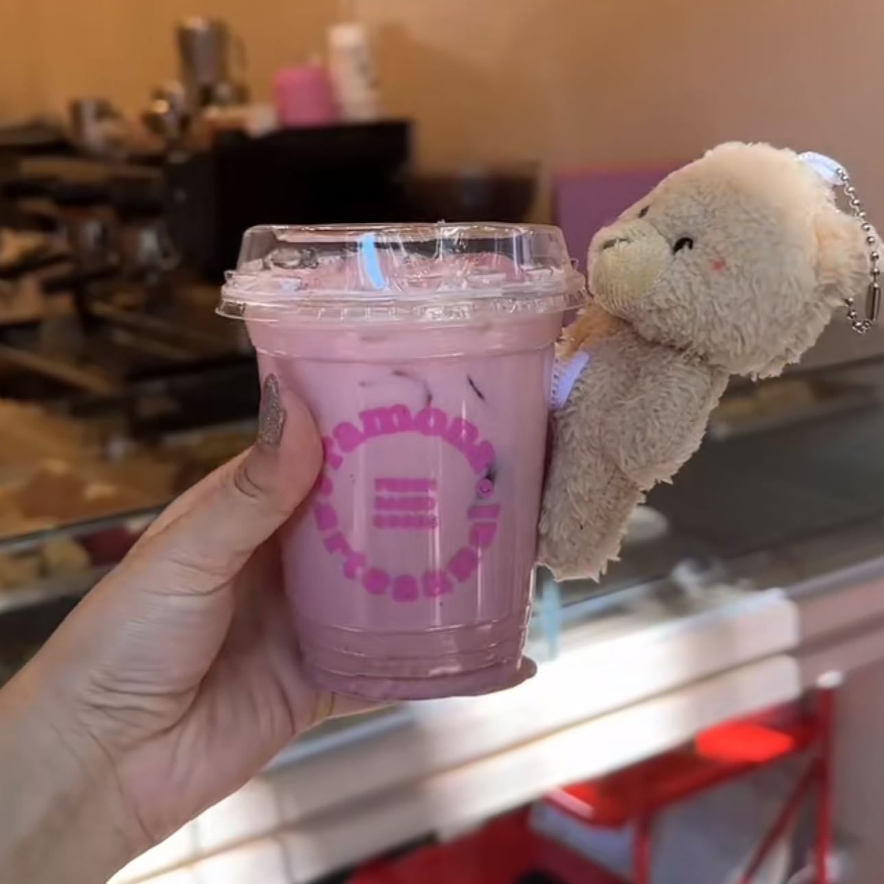 @ramonasartesanal - café con peluche en bebidas