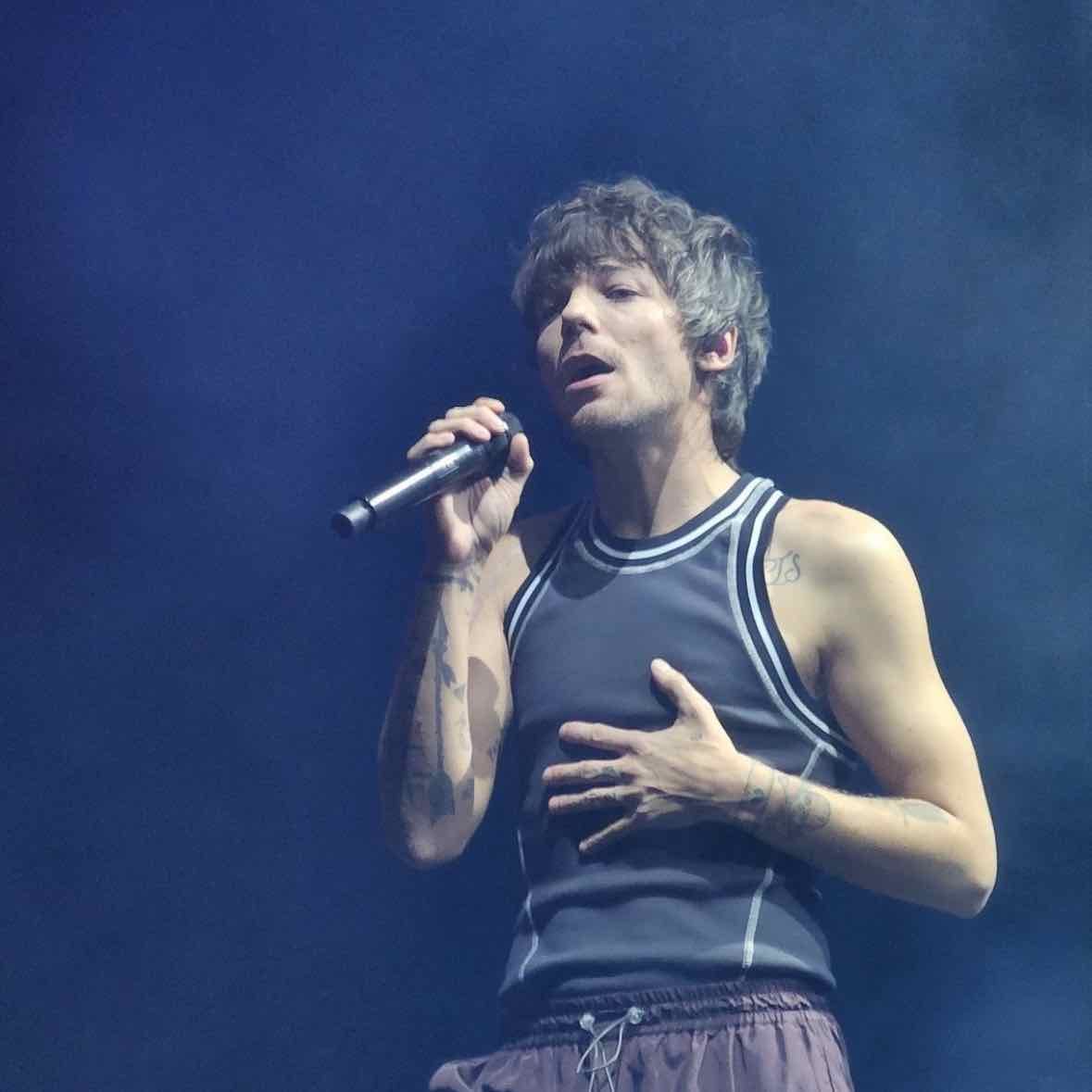 Louis Tomlinson - Fav Song: Holding On To Heartache