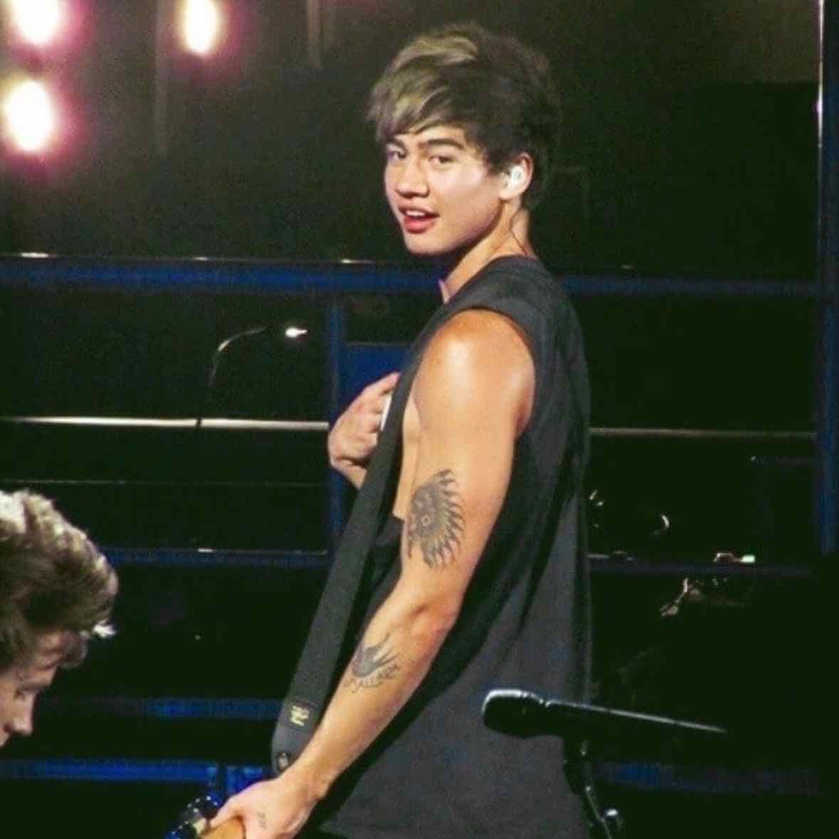 Blonde Streaks Era - This is by far the best Calum era he just looks so damn good 🥵🖤