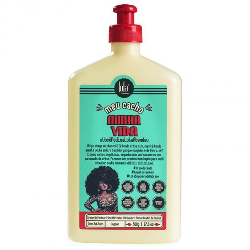 creme de pentear Meu Cacho Minha Vida - Lola Cosmetics - pra finalizar. Eu só passo o creme, separo as mechas com a escova e amasso os cachos nas mãos