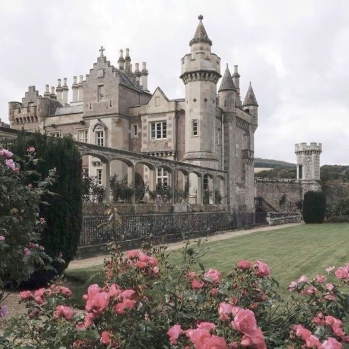 Palacio - Uno enorme con techos altos, pasillos interminables y jardines que parecen sacados de un cuento, levantarme con desayunos servidos en bandejas doradas y tener eventos elegantes todas las semanas