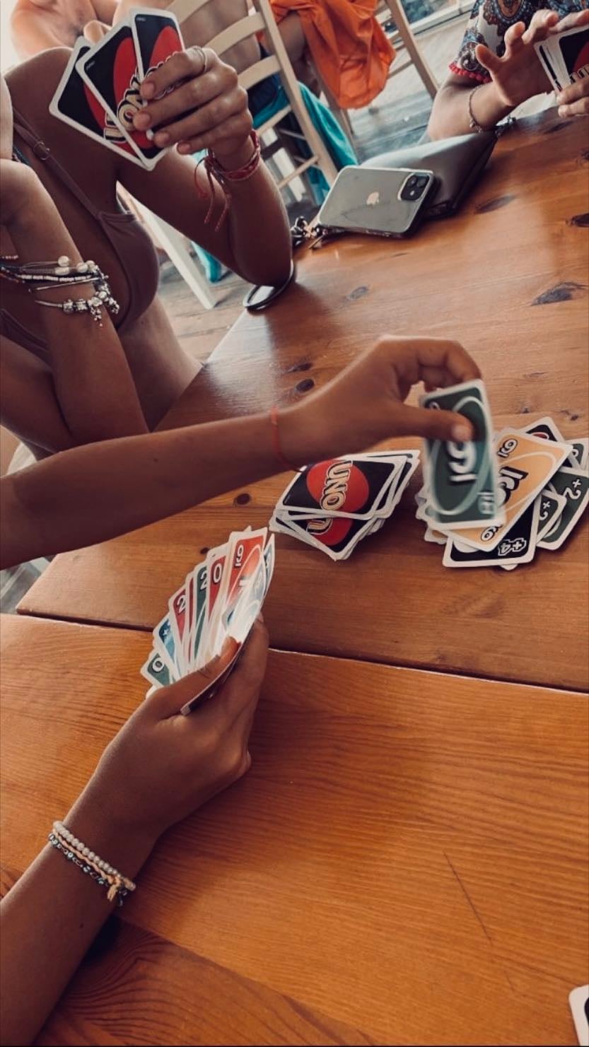 Jugar juegos de mesa - el uno, el basta, el twister