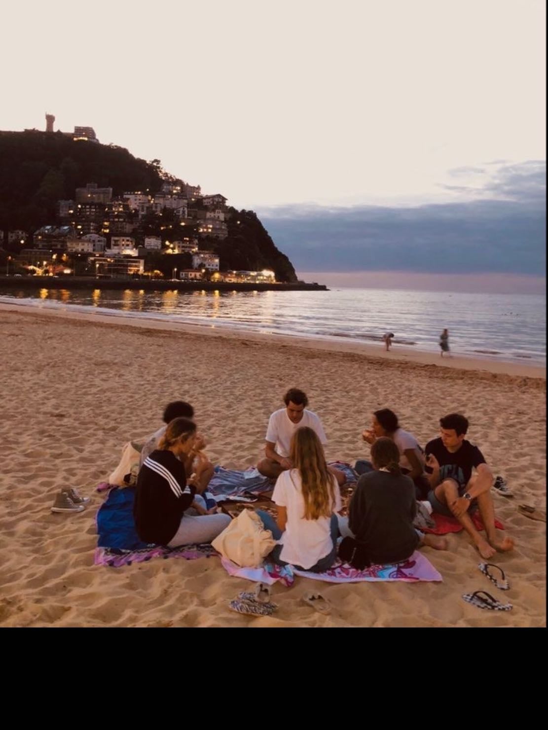 Playa - Con mis amigos, despertarnos con el sonido de el mar, broncearnos sin preocuparnos por nada y terminar los días mirando el atardecer desde la arena