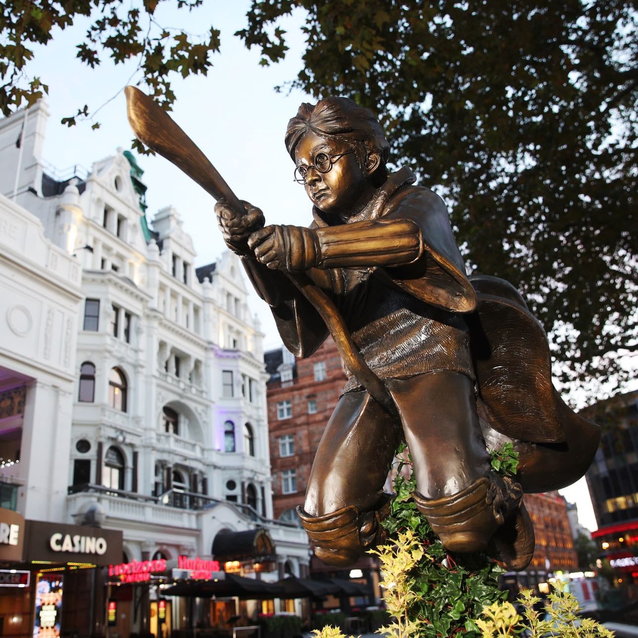 Leicester Square - Aleatoriamente uma estátua do ícone em Londres