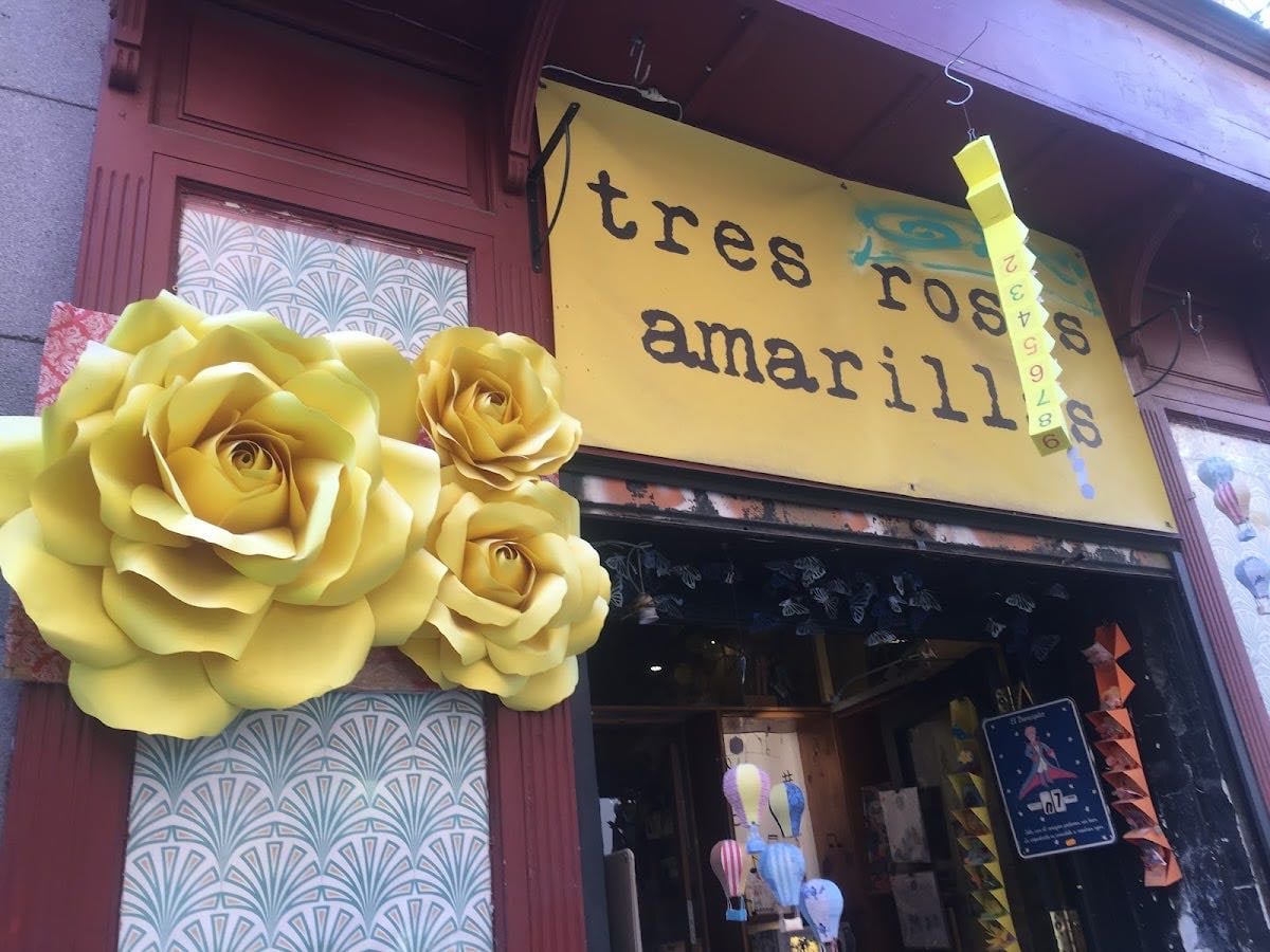 Librer铆a Tres Rosas Amarillas