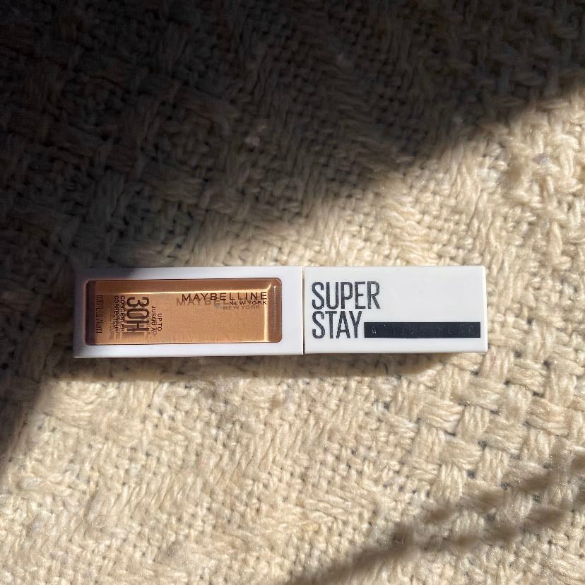 Corrector Super Stay - Cubre bastante, deja un buen acabado, el único problema es que es muy seco y cuesta un poco difuminarlo