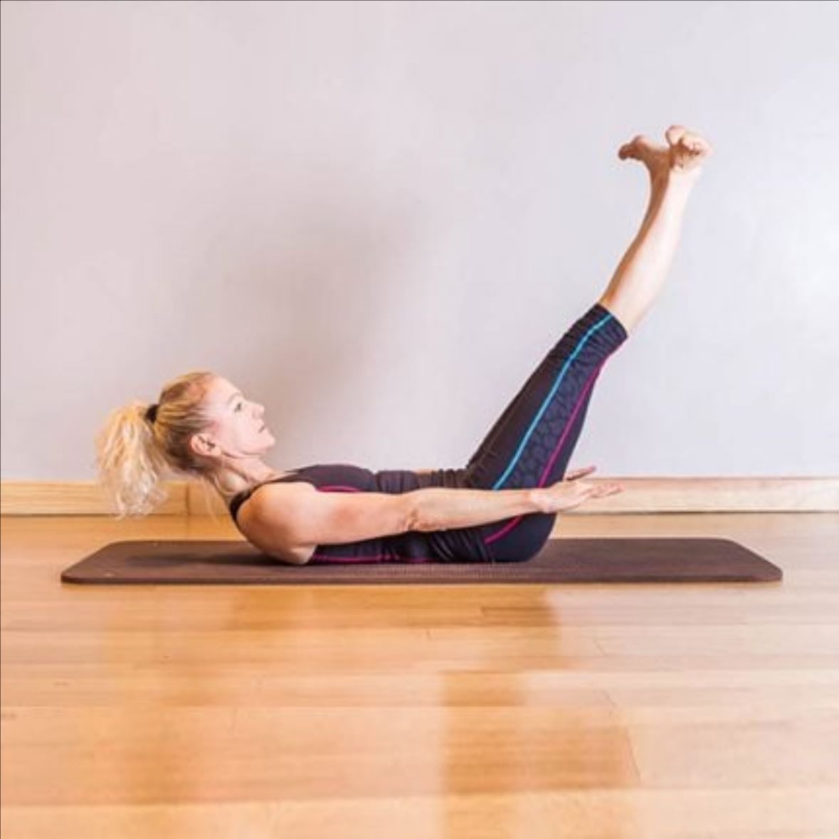 The hundred, 10x5 - Lie on your back take both legs off the ground and stretch them to the maximum The arms are along the body, take them off and make beats while keeping the bust stable.