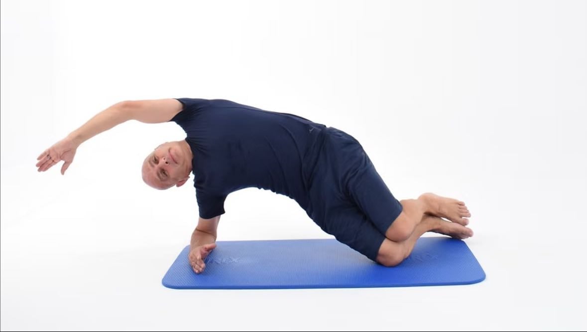 Side bend, 8x8 - Lie on your side, leaning on the elbow and forearm. Place your opposite arm along the body, palm facing the sky, legs semi-flexed.
Lift the hips and pass your arm over the head describing an arc of a circle.
