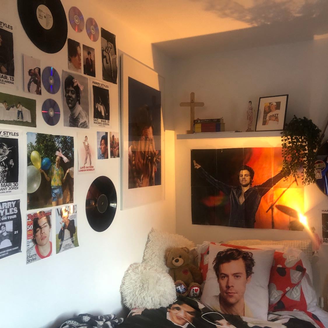 Lily 💐🌷💞 - My walls are my Roman Empire 😭💐