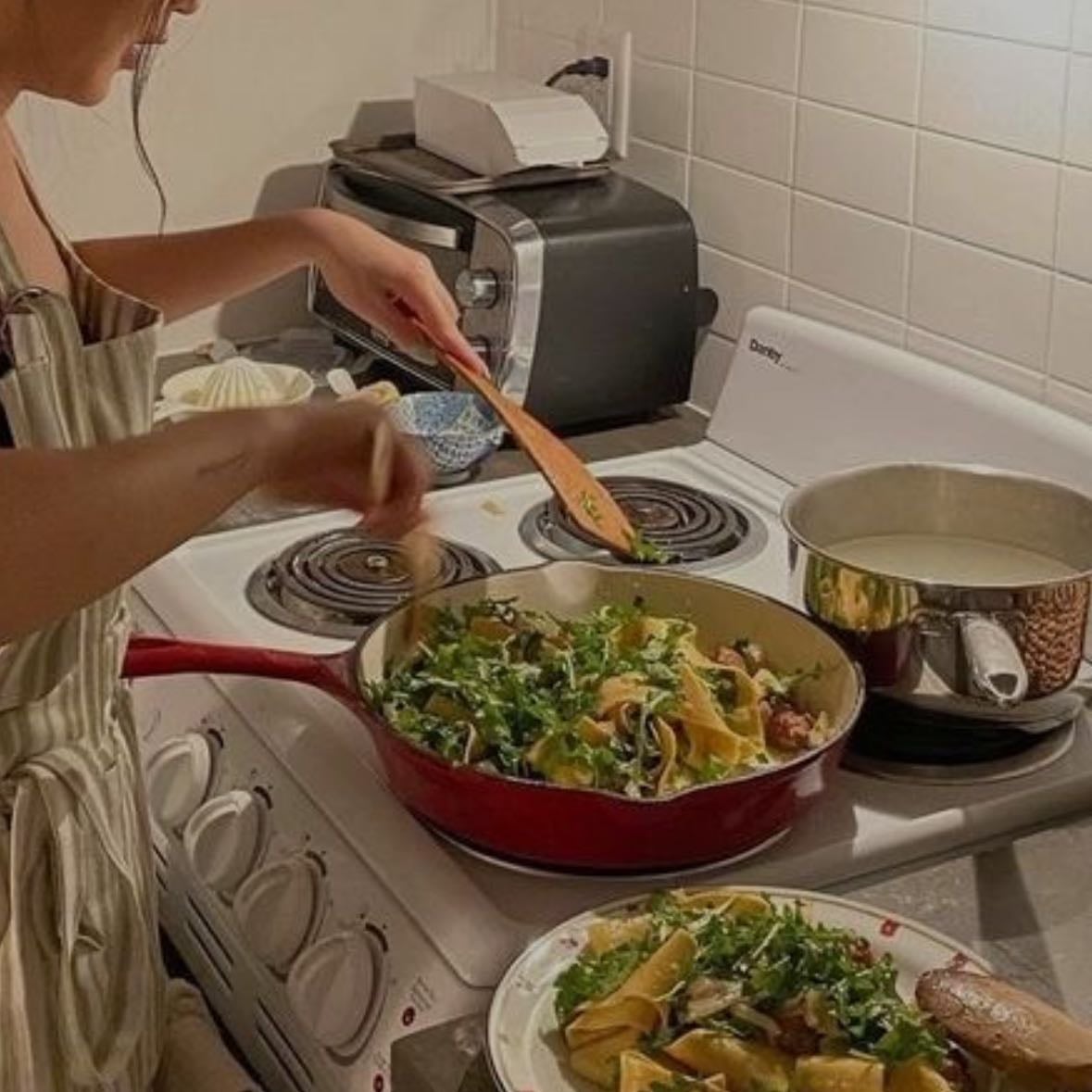 cocinar - aprender a cocinar (repostería o platillos comunes) también permite conocer nuevas habilidades