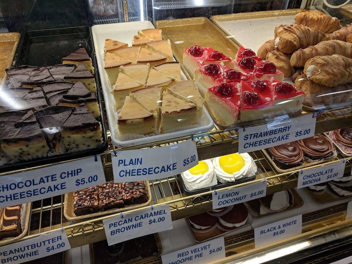 Mike's Pastry - Bakery