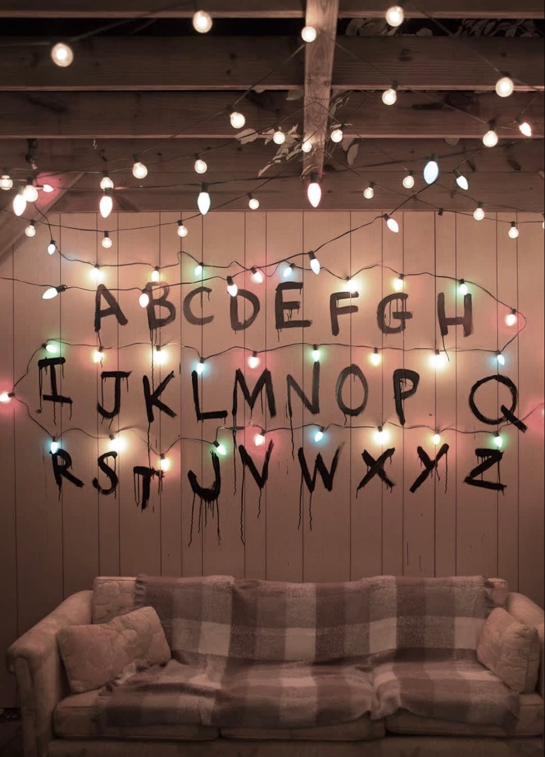 stranger things - Ross Duffer, Matt Duffer · 2016